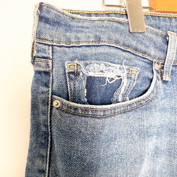 Levi’s 711 Skinny Raw Hem Distressed Jeans - Picture 5 of 9